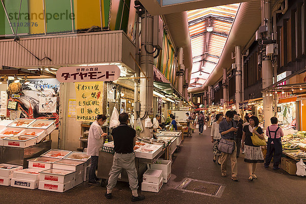 Käufer auf dem Omicho-Markt für frische Lebensmittel  geschäftiges und farbenfrohes Netz von überdachten Straßen  die von Ständen gesäumt sind  Kanazawa  Japan  Asien