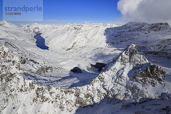 Luftaufnahme des schneebedeckten Gipfels Peloso  umgeben vom Lago di Lei  Val di Lei Chiavenna  Splugatal  Valtellina  Lombardei  Italien  Europa
