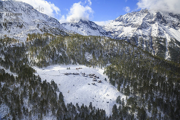 Luftaufnahme des Alpendorfs Laguzzola  umrahmt von Wäldern und verschneiten Gipfeln  Splugatal  Valtellina  Lombardei  Italien  Europa