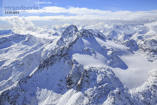 Luftaufnahme des Gipfels Ferra und der Piani mit Schnee bedeckt  Splugatal  Chiavenna  Valtellina  Lombardei  Italien  Europa