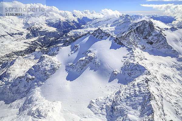 Luftaufnahme des mit Schnee bedeckten Gipfels Ferra  Splugatal  Chiavenna  Valtellina  Lombardei  Italien  Europa