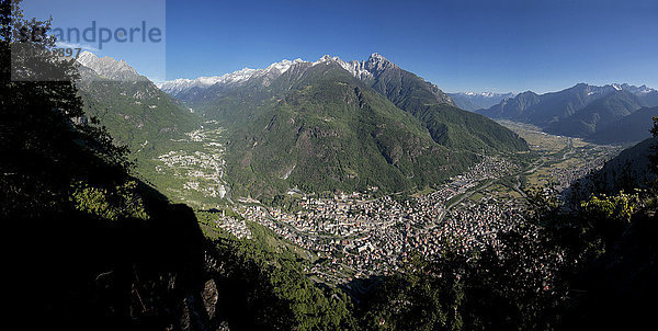 Panoramablick auf das Chiavenna-Tal und das Bergell  Valtellina  Lombardei  Italien  Europa