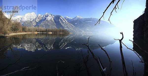 Panoramablick auf den Mezzola-See im Herbst  Chiavenna-Tal  Valtellina  Lombardei  Italien  Europa
