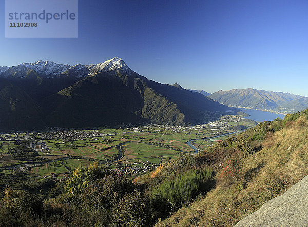 Panorama des Monte Legnone und des Comer Sees im Hintergrund  Valtellina  Lombardei  Italien  Europa