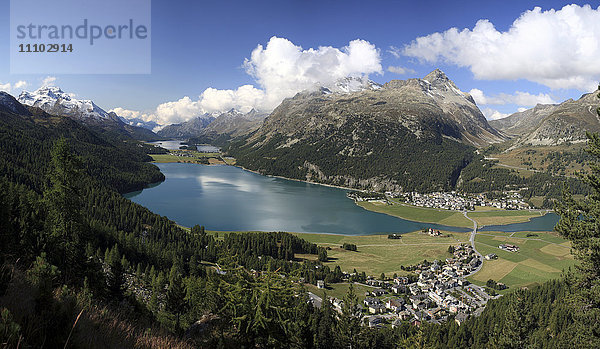 Panoramablick auf die Seen Silvaplana und Surley  Julierpass  Engadin  Kanton Graubünden  Schweiz  Europa