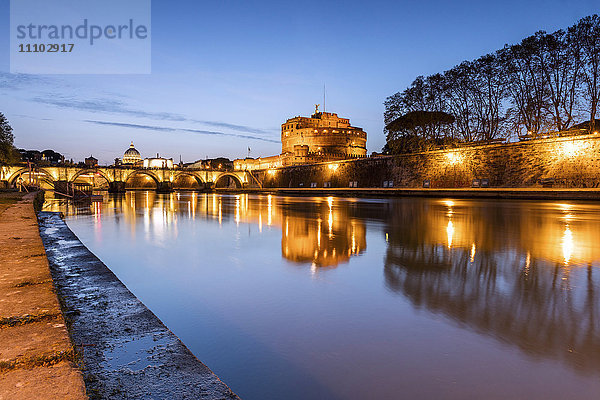 Abenddämmerung am antiken Palast der Engelsburg mit Engelsstatuen auf der Tiberbrücke  UNESCO-Weltkulturerbe  Rom  Latium  Italien  Europa