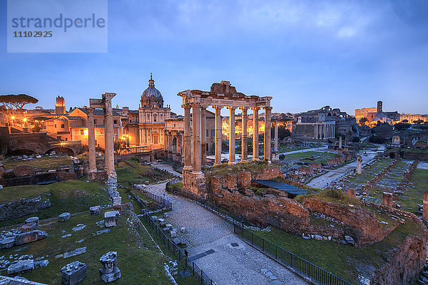 Das blaue Licht der Abenddämmerung auf dem antiken Kaiserforum  UNESCO-Weltkulturerbe  Rom  Latium  Italien  Europa