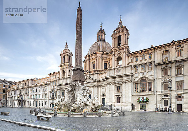 Ansicht der Piazza Navona mit dem Brunnen der vier Flüsse und dem ägyptischen Obelisken in der Mitte  Rom  Latium  Italien  Europa