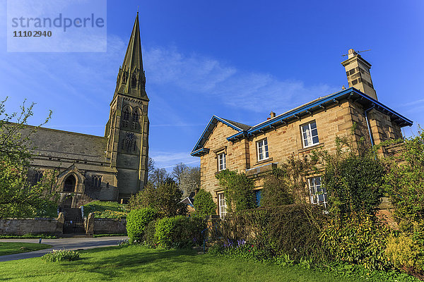 St. Peter's Church und Haus auf dem Dorfanger  Edensor  Chatsworth Estate  Sitz des Herzogs von Devonshire  Derbyshire  England  Vereinigtes Königreich  Europa