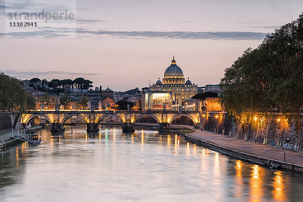 Dämmerung Lichter auf Tiber mit Brücke Umberto I und Basilica di San Pietro im Hintergrund  Rom  Latium  Italien  Europa