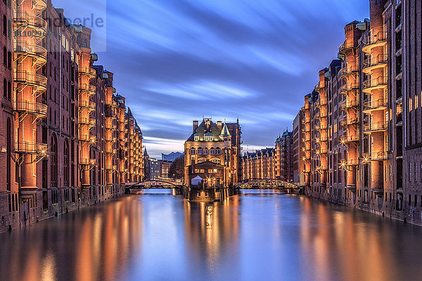 Blaue Dämmerung und Lichter spiegeln sich in der Poggenmohlenbrücke mit Wasserschloss zwischen Brücken  Altstadt  Hamburg  Deutschland  Europa