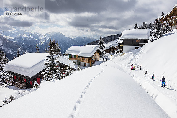 Touristen und Skifahrer genießen die verschneite Landschaft  Bettmeralp  Gemeinde Raron  Kanton Wallis  Schweiz  Europa
