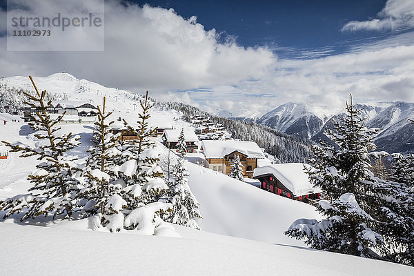 Die Wintersonne scheint auf die verschneiten Berghütten und Wälder  Bettmeralp  Gemeinde Raron  Kanton Wallis  Schweiz  Europa