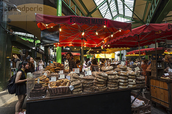 Kunden an einem Brotstand  Borough Market  Großbritanniens bekanntester Lebensmittelmarkt  Southwark  London  England  Vereinigtes Königreich  Europa