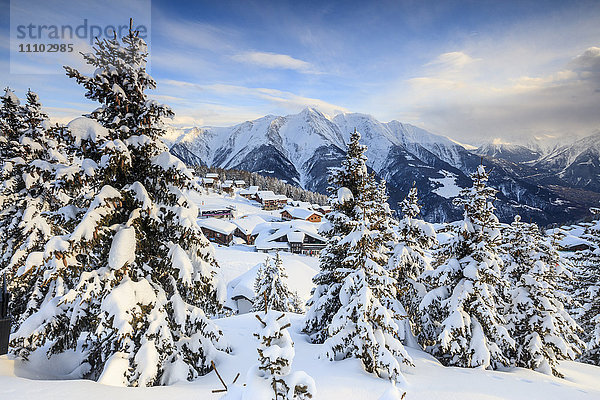 Verschneite Wälder und Berghütten umrahmt von der Wintersonne  Bettmeralp  Gemeinde Raron  Kanton Wallis  Schweiz  Europa