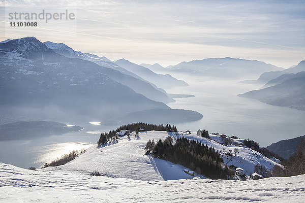 Winteransicht des Comer Sees  Vercana-Gebirge  Hoch Lario  Lombardei  Italien  Europa