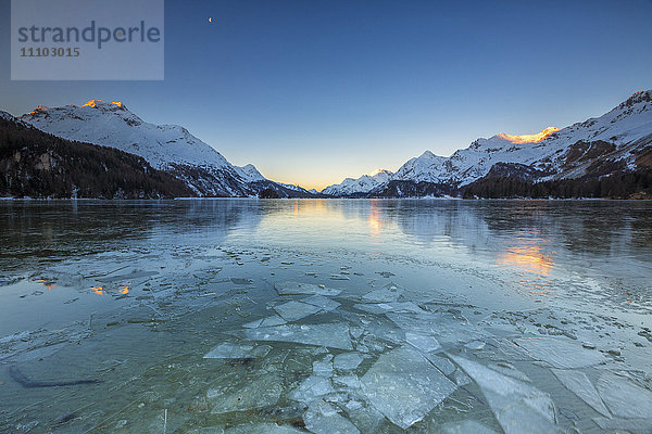 Eisplatten auf der Oberfläche des Silsersees an einem kalten Wintermorgen in der Morgendämmerung  Engadin  Kanton Graubünden  Schweiz  Europa