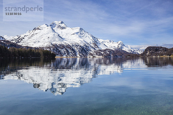 Der Piz da la Margna spiegelt sich im klaren Wasser des Silsersees  Malojapass  Engadin  Kanton Graubünden  Schweiz  Europa