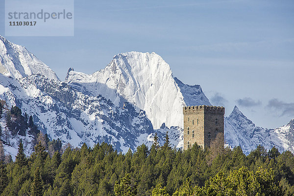 Der Belvedere-Turm umrahmt die verschneiten Gipfel und den Peak Badile an einem Frühlingstag  Malojapass  Kanton Graubünden  Schweiz  Europa