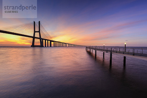 Die Farben der Morgendämmerung auf der Vasco-da-Gama-Brücke  die den Fluss Tejo überspannt  Lissabon  Portugal  Europa