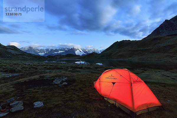 Lichter eines Zeltes um die Seen von Fenetre in der Abenddämmerung  Ferrettal  Saint Rhemy  Großer Sankt Bernhard  Aostatal  Italien  Europa