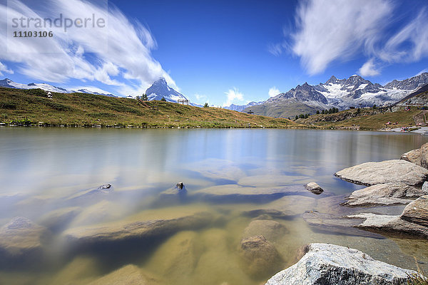 Der Leisee umrahmt das Matterhorn und die hohen Gipfel im Hintergrund im Sommer  Zermatt  Kanton Wallis  Schweizer Alpen  Schweiz  Europa