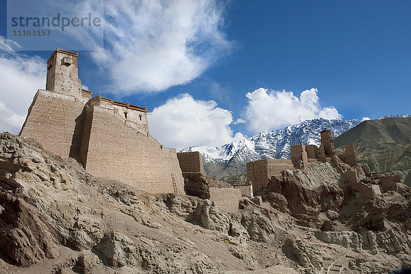 Die Restaurierung der Zitadelle und der Tempel von Basgo  die auf einem erodierten Berghang liegen  ist ein Beispiel für ein erfolgreiches Restaurierungsprojekt  Ladakh  Indien  Asien