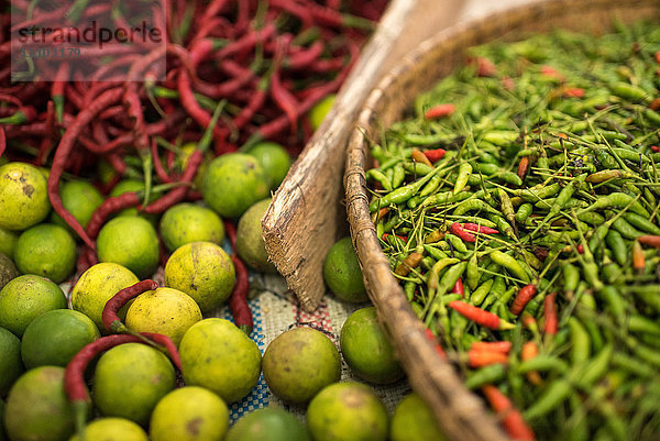 Chilis auf dem Markt in Pulua Weh  Sumatra  Indonesien  Südostasien