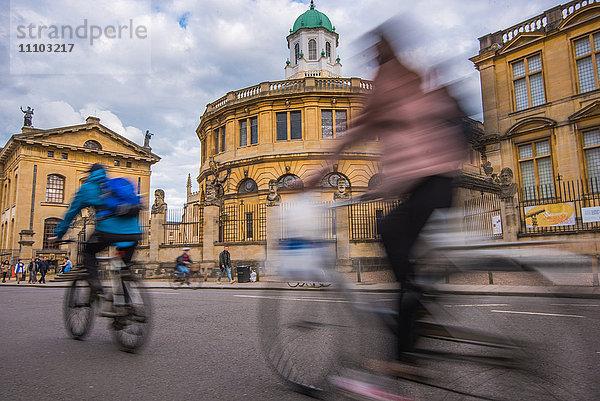 Radfahrer  die das Sheldonian Theatre passieren  Oxford  Oxfordshire  England  Vereinigtes Königreich  Europa