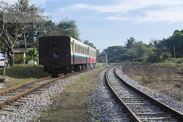 Eisenbahnzug in Thanbyuzayat  Mon  Myanmar (Birma)  Südostasien