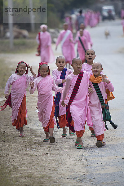 Buddhistische Nonnen in traditionellen Gewändern  Mandalay  Myanmar  Südostasien