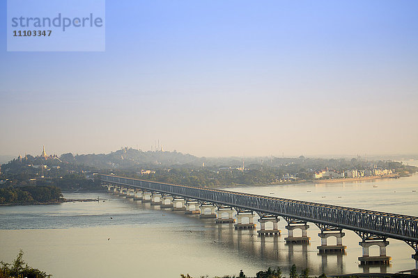 Blick auf den Fluss Thanlwin (Salween) und die Brücke und Stadt Mawlamyine  Mawlamyine  Mon  Myanmar (Burma)  Südostasien