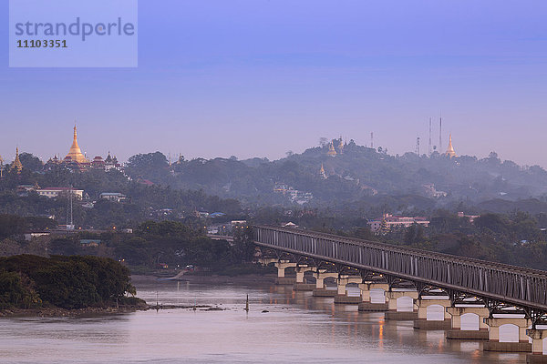 Blick auf den Fluss Thanlwin (Salween) und die Brücke und Stadt Mawlamyine  Mawlamyine  Mon  Myanmar (Burma)  Südostasien