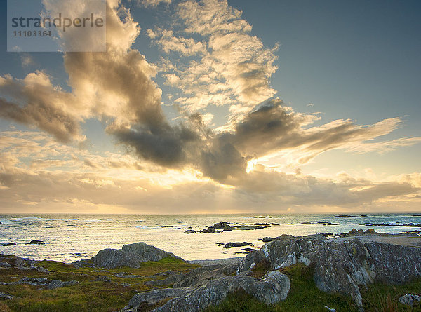 Sonnenuntergang über dem Meer  Isle of Colonsay  Innere Hebriden  Schottland  Vereinigtes Königreich  Europa