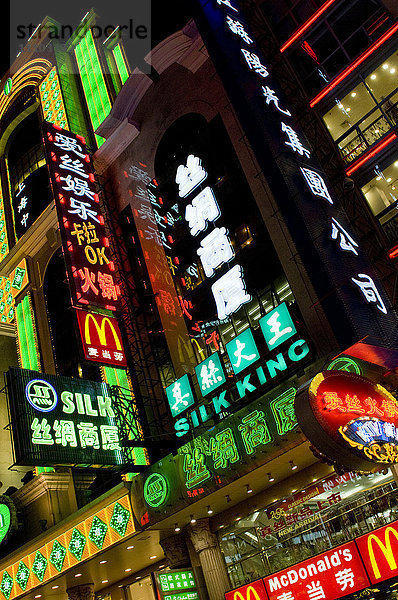Neon-Einkaufsschilder  Stadtzentrum Shanghai  China  Asien