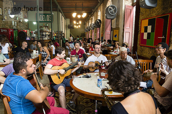 Adelos Chorinho-Bar im alten Stadtzentrum  eine Band spielt Choro-Musik (Chorinho)  Rio de Janeiro  Brasilien  Südamerika