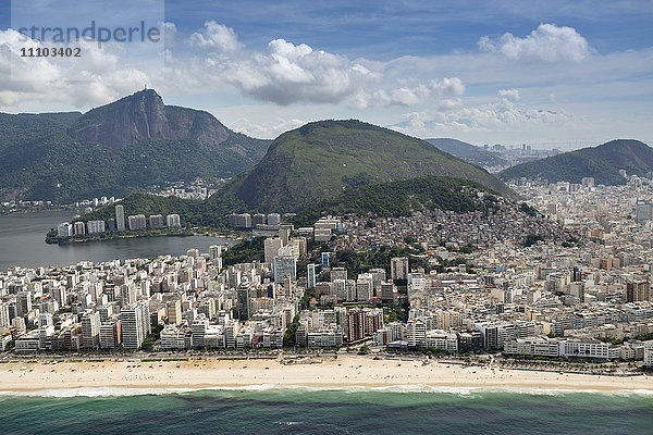 Cabritos-Hügel und Corcovado  Ipanema Beach  Rio de Janeiro  Brasilien  Südamerika