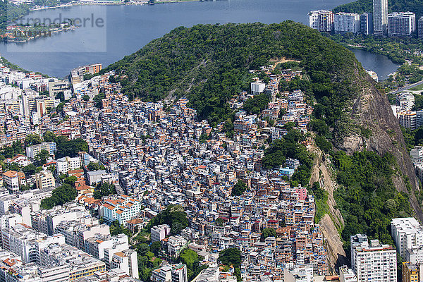 Luftaufnahme der Favela Cantagalo (Pavao-Pavaozinho) und des Stadtteils Ipanema  Rio de Janeiro  Brasilien  Südamerika
