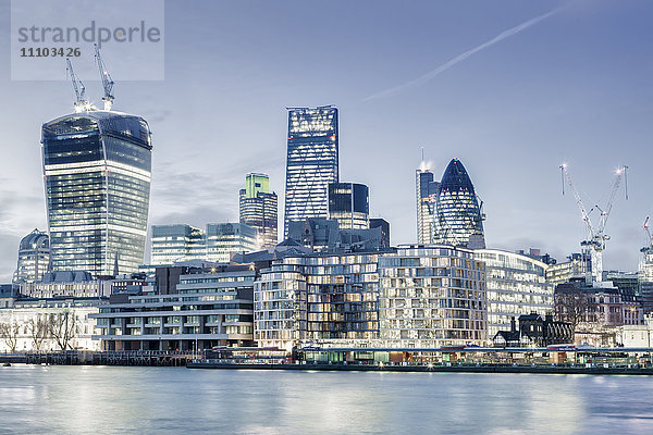 Skyline der Londoner City mit dem Cheesegrater des Architekten Richard Rogers  dem Gherkin des Architekten Norman Foster und dem Walkie Talkie des Architekten Vinoly  City of London  London  England  Vereinigtes Königreich  Europa