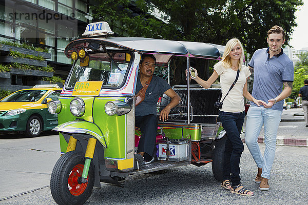 Touristen  die ein Tuk-Tuk in der Nähe der Khao-San-Straße in Bangkok  Thailand  Südostasien  Asien besteigen