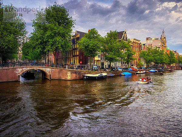 Sonnenuntergang Blick auf eine Gracht  Amsterdam  Niederlande  Europa