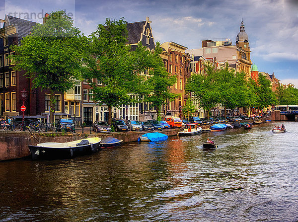 Sonnenuntergang Blick auf eine Gracht  Amsterdam  Niederlande  Europa