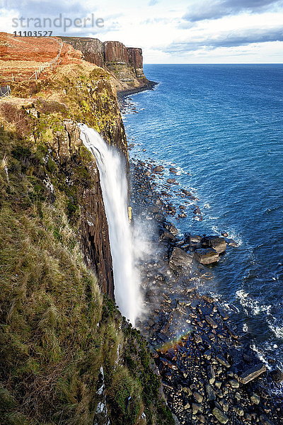 Mealt Falls und Kilt Rock  Isle of Skye  Innere Hebriden  Schottland  Vereinigtes Königreich  Europa