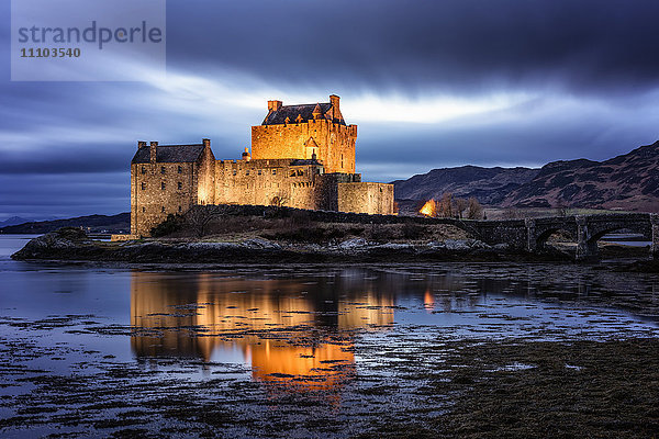 Eilean Donan (Eilean Donnan) Castle  Dornie  Region Highlands  Schottland  Vereinigtes Königreich  Europa