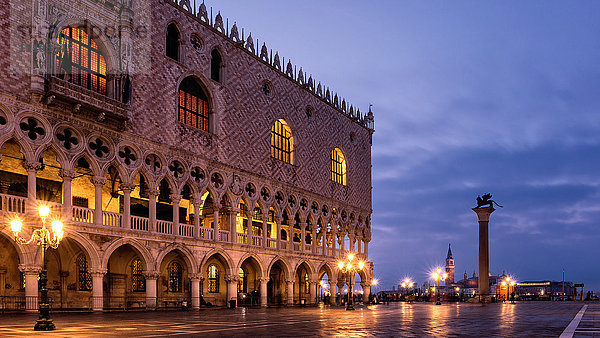 Der menschenleere Markusplatz am frühen Morgen  Venedig  UNESCO-Weltkulturerbe  Venetien  Italien  Europa