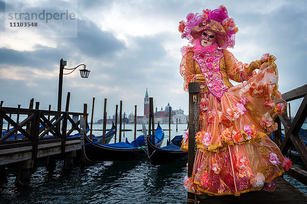 Kostüm und Maske beim Karneval in Venedig  Venedig  UNESCO-Weltkulturerbe  Venetien  Italien  Europa