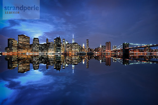 Brooklyn Bridge und Manhattan Skyline in der Abenddämmerung  New York City  New York  Vereinigte Staaten von Amerika  Nordamerika