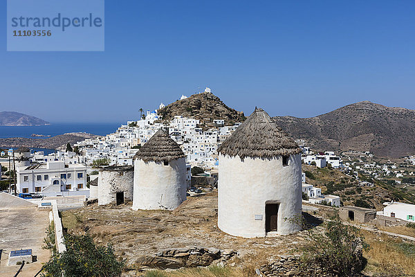 Ein typisches griechisches Dorf auf einem Felsen mit weißen und blauen Häusern und malerischen Windmühlen  Ios  Kykladen  Griechische Inseln  Griechenland  Europa