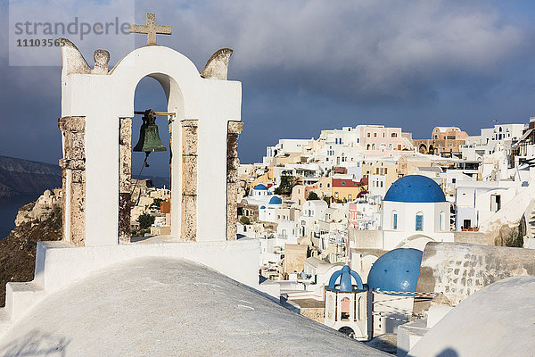 Das Weiß der Kirche und der Häuser und das Blau des Ägäischen Meeres als Symbole für Griechenland  Oia  Santorin  Kykladen  Griechische Inseln  Griechenland  Europa