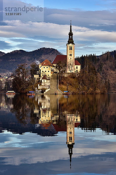 Bleder See in der Morgendämmerung mit der Kirche Santa Maria (Mariä Himmelfahrt)  Gorenjska  Julische Alpen  Slowenien  Europa